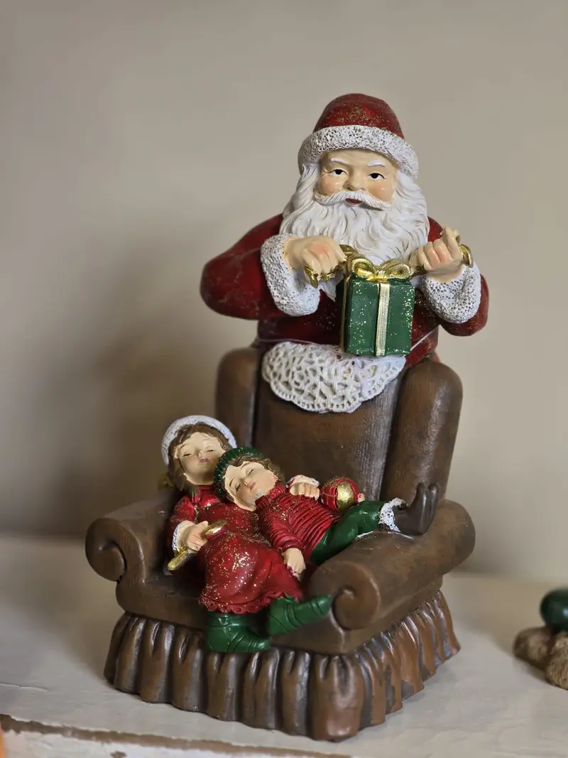 Babbo natale con poltrona e bimbi 17x13x18 cm