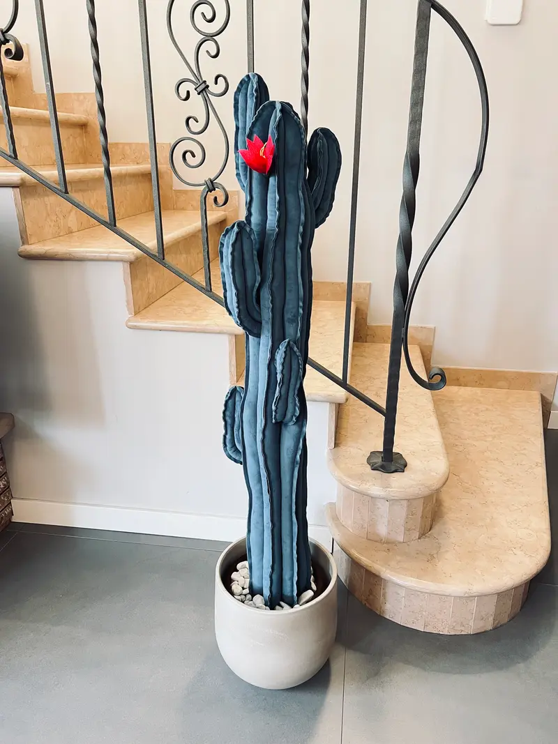 Big cactus in velluto blu -  altezza 118 cm circa  DISPONIBILE SU ORDINAZIONE- TEMPO DI CONSEGNA