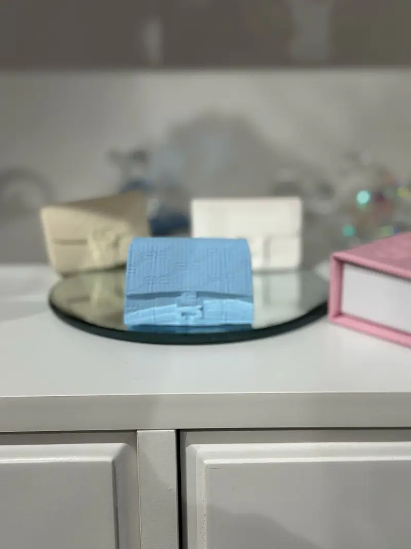 Bomboniera borsa piccola in gesso Balenciaga azzurra | Rohome