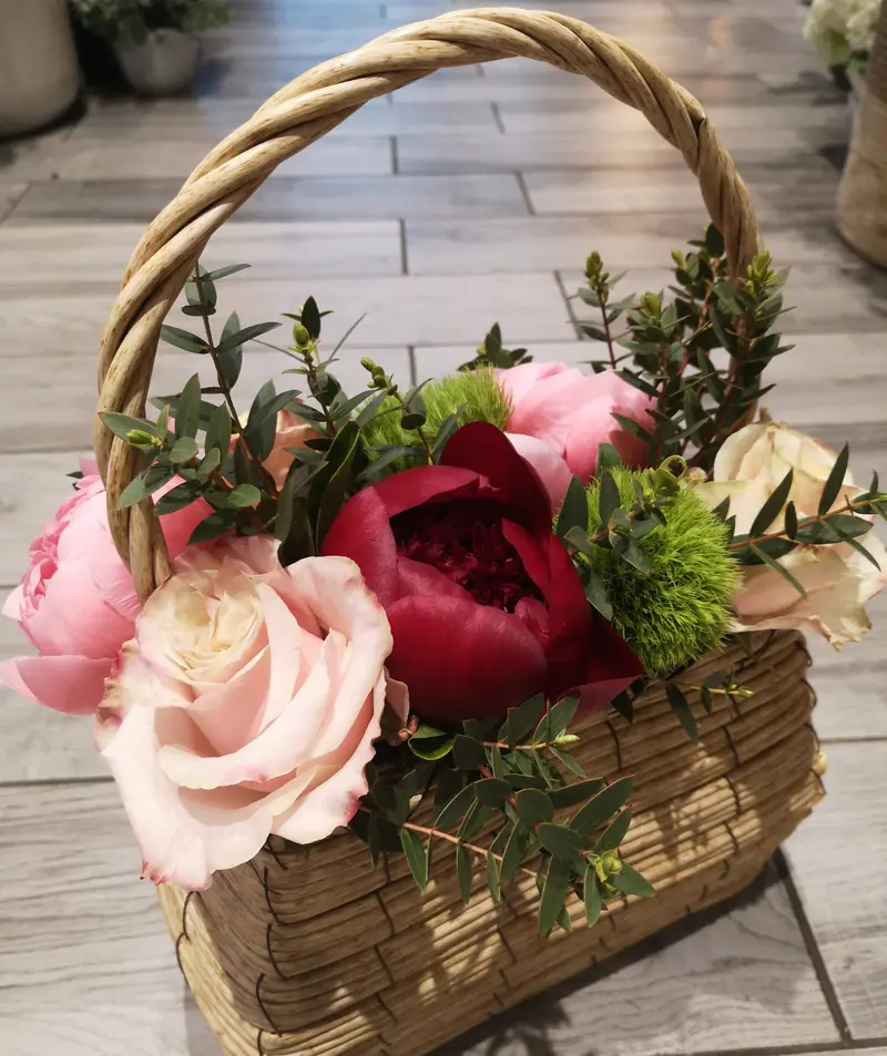 Borsetta con fiori recisi