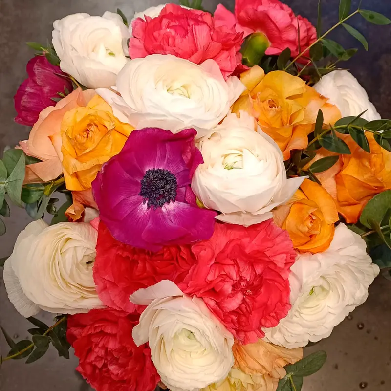 Bouquet Silvia con garofano ranuncoli e anemoni
