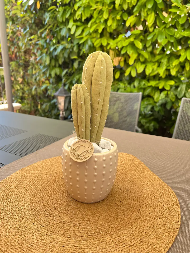 Composizione ricamata in alcantara verde, vaso in ceramica beige con motivo puntinato, h circa 28 cm.