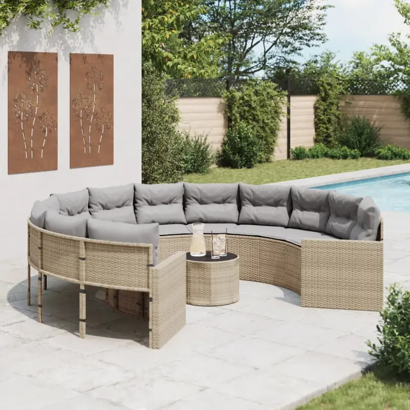 Divano circolare da esterno in rattan beige con cuscini grigio chiaro