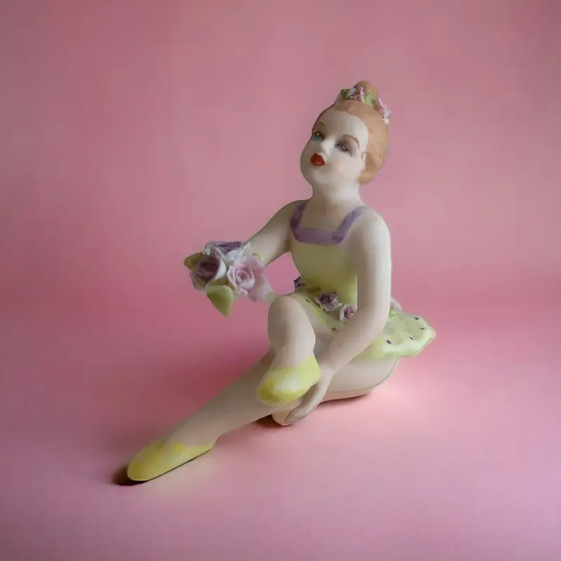 F.lli Majello Ballerina con Fiori Biscuit Capodimonte 9,5x8 cm