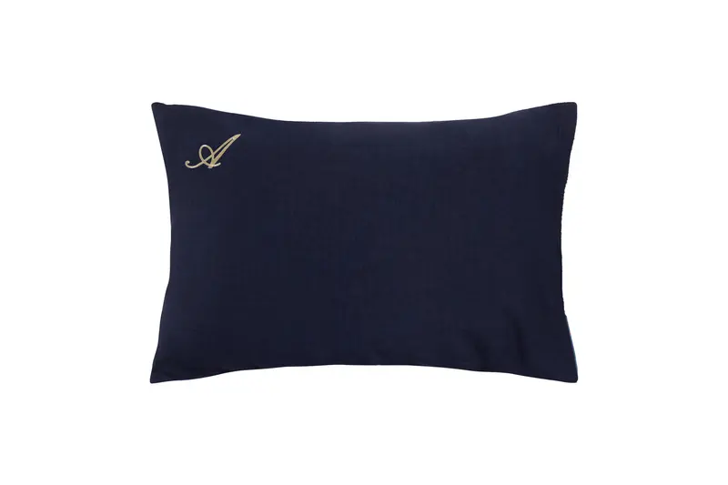 Federa con elegante iniziale ricamata in puro lino stonewashed Blu Notte