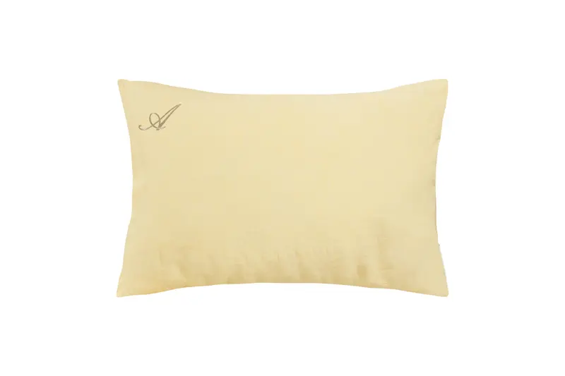 Federa con elegante iniziale ricamata in puro lino stonewashed Giallo