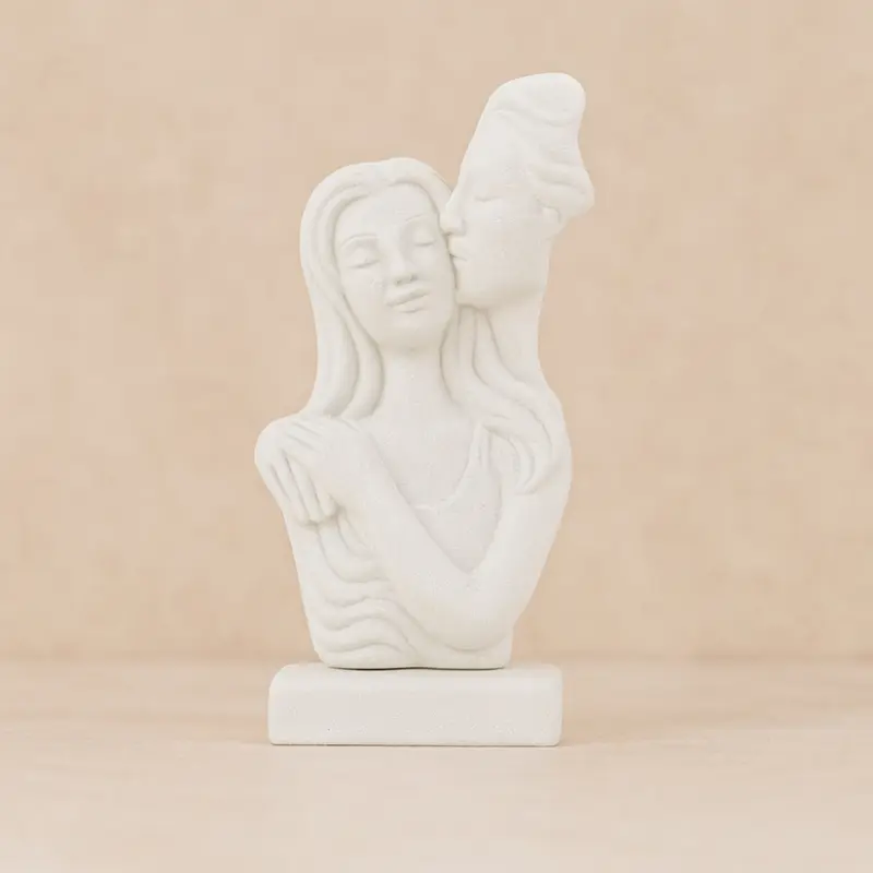 Ilary Queen Statua Abbraccio Coppia in Gres Bianco H 20 cm