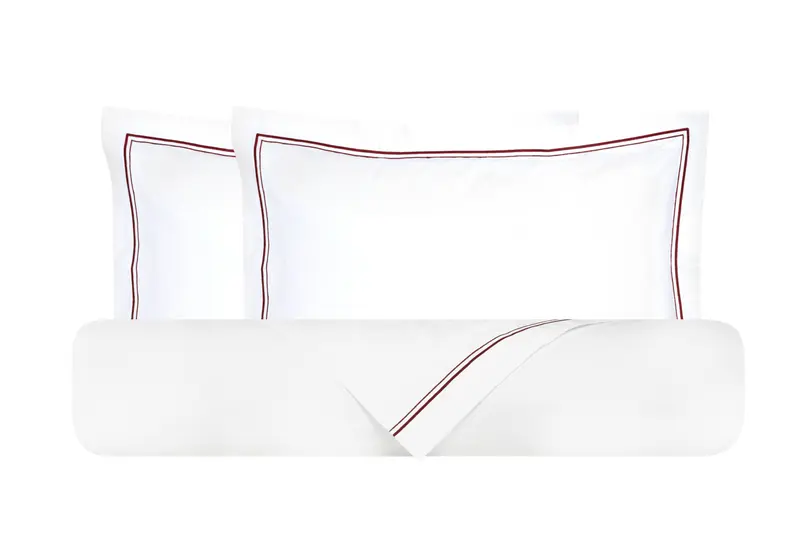 Parure Letto in Percalle di Puro Cotone Bianco con Elegante Ricamo Bordeaux
