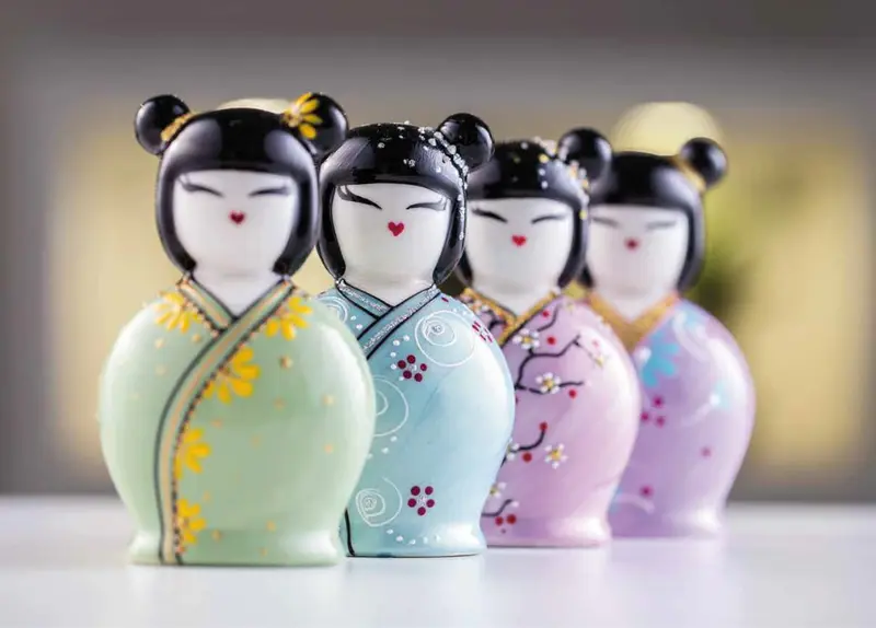 Sharon Campana Kokeshi Porcellana Dipinta a Mano 12x7 cm