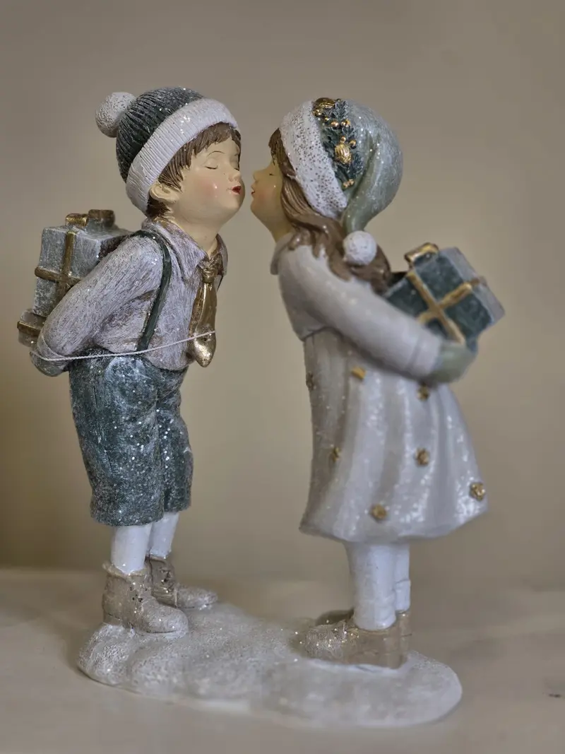 Statuetta decorativa bambini bacio con doni