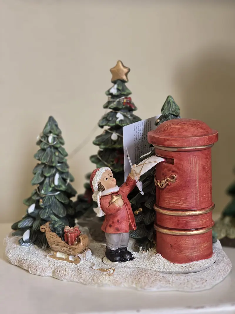 Statuetta decorativa natale bambino che imbuca lettera con luci led 16x12x14 cm