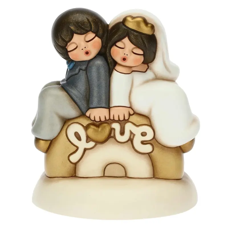 Thun - Top Cake sposini seduti su scritta love