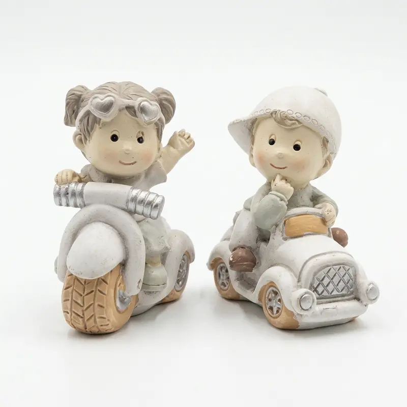 Yvonne Gontier Coppia Bimbi su Moto e Auto in Resina 6x5 cm
